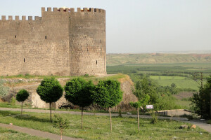 City_Wall_and_Battlements_-_Diyarbakir_-_Turkey_(5777328071)